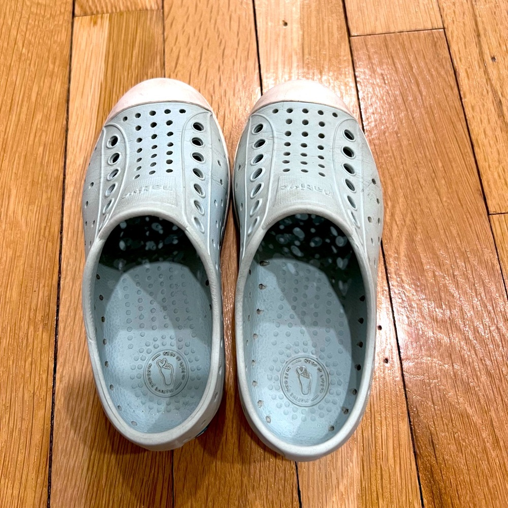 Great condition Native Jefferson shoes size 10 kids light blue